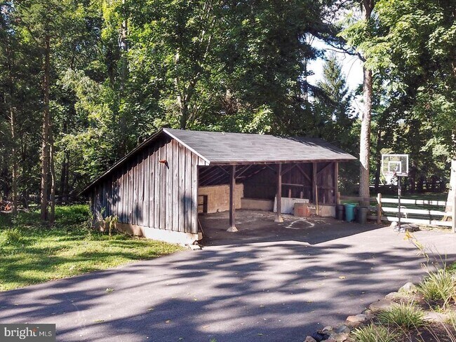 Building Photo - 547 Concord Rd