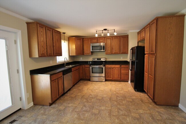 Building Photo - (Coming Soon) Cute 3 bedroom Brick Ranch in Unionville!