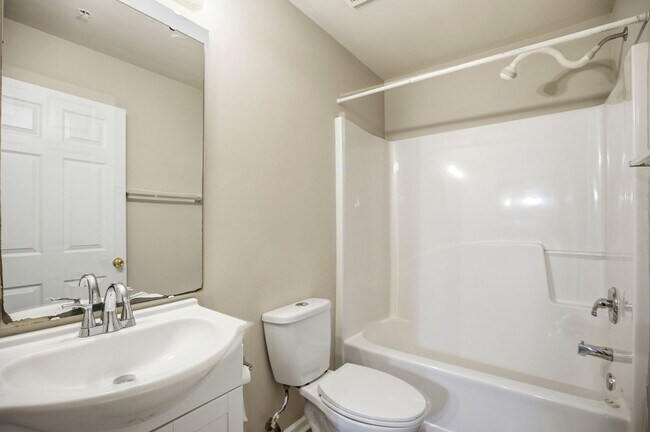 Building Photo - 3 Bedroom 2 Bath