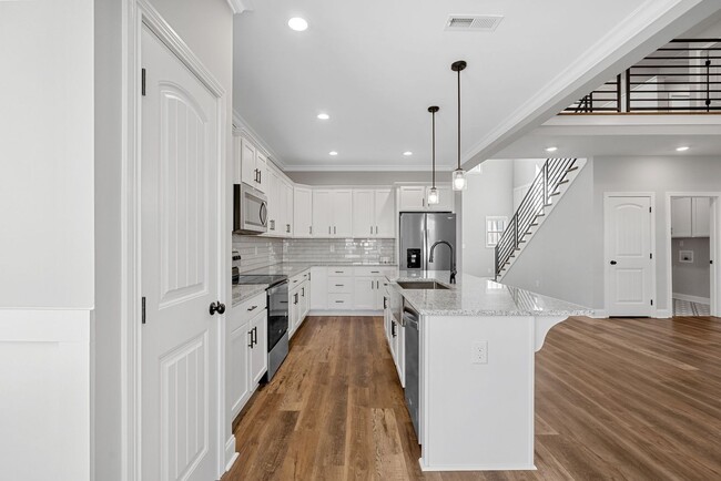 Building Photo - Pet Friendly Four Bedroom with Bonus!