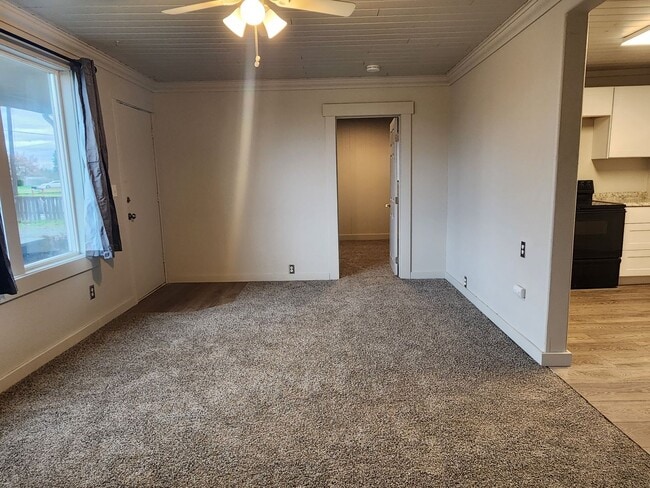Building Photo - Newly Renovated Pet Friendly 2 Bed / 1 Bat...