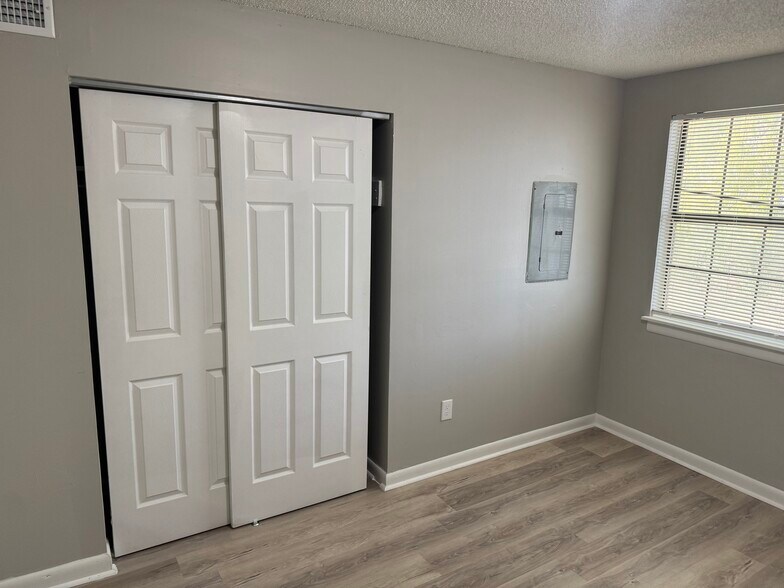 Building Photo - 3713 Village Trl