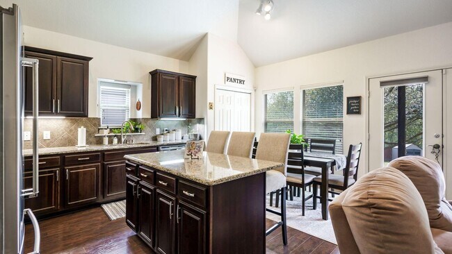 Building Photo - Beautiful 3 bedroom 2 bath and an office w...