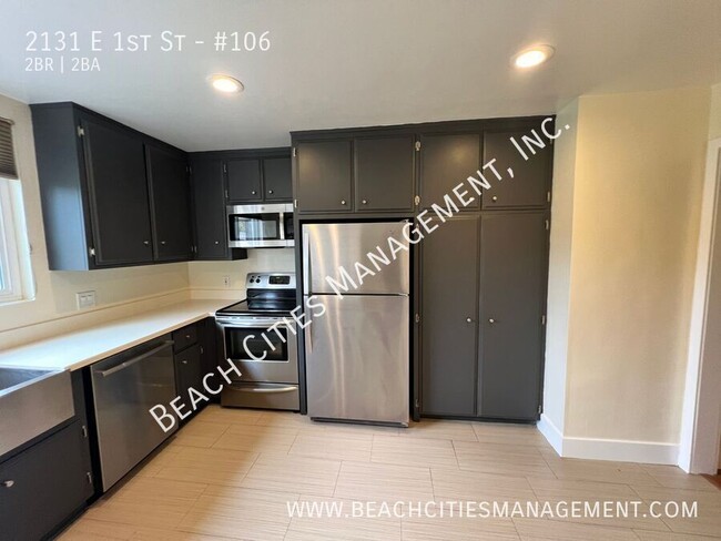 Building Photo - Condo located One Block from the Beach wit...