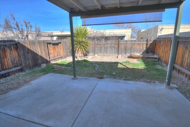 Building Photo - North Valley Townhome Ready NOW!