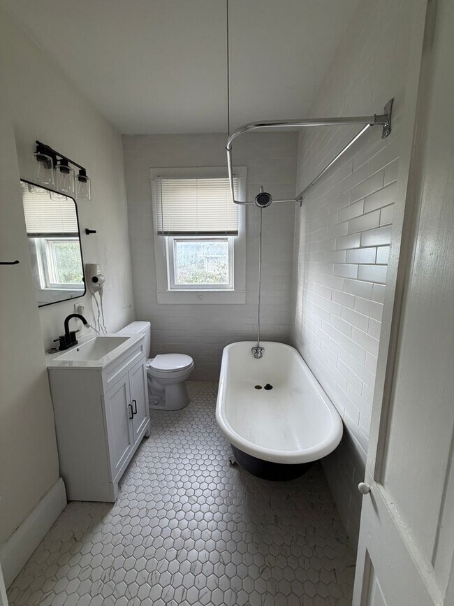 Building Photo - 297 Reinhard Ave