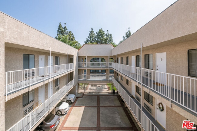 Building Photo - 1535 N Kenmore Ave