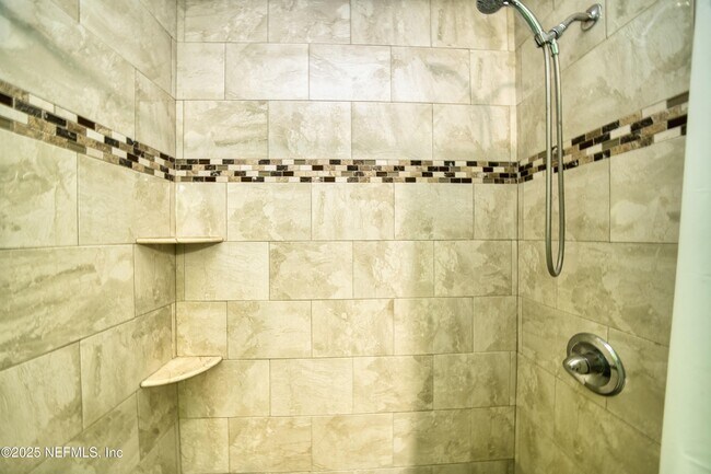 Building Photo - 185 Hawthorn Hedge Ln