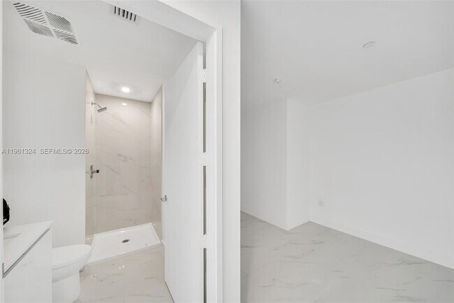 Building Photo - 700 NE 24th St