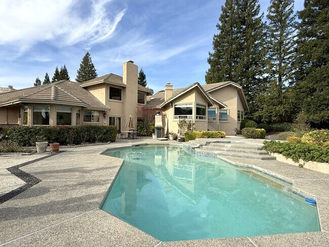 Building Photo - Beautiful custom one story estate located on one of the most desirable streets in Blackhawk Count...