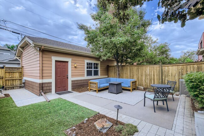 Building Photo - Long Realty & Property Management - Wonderfully Located Townhome in Great Neighborhood