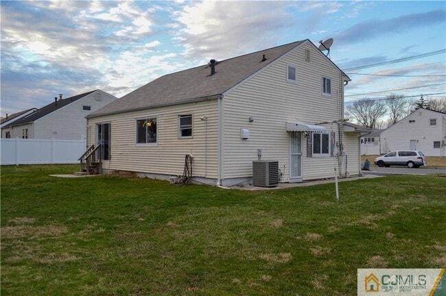 Building Photo - 33 Tennyson St