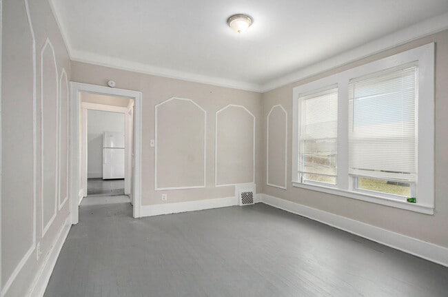 Building Photo - 593 Hague St