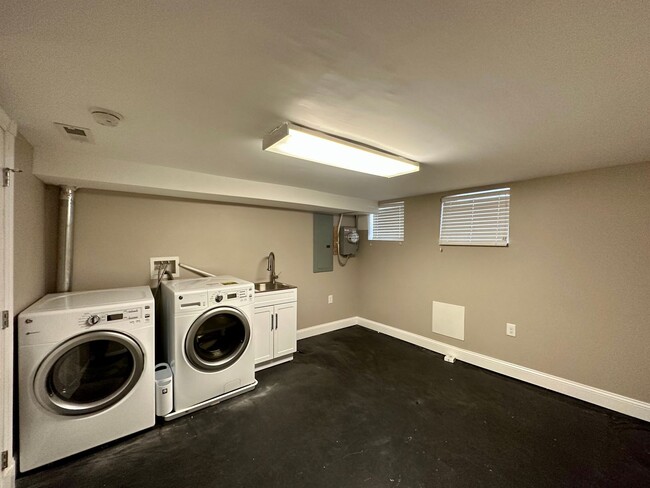 Building Photo - Charming  2Bed/2Bath in Patterson Park