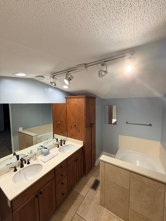 Building Photo - 1007 W Thomas St