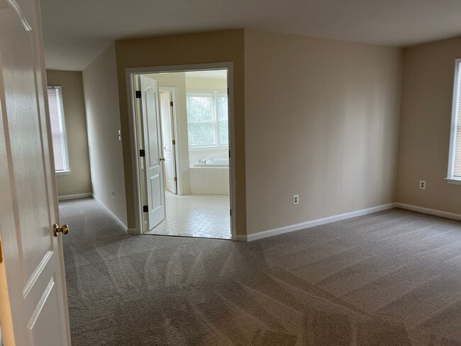 Building Photo - Spacious and Gracious, Close to EVERYTHING!