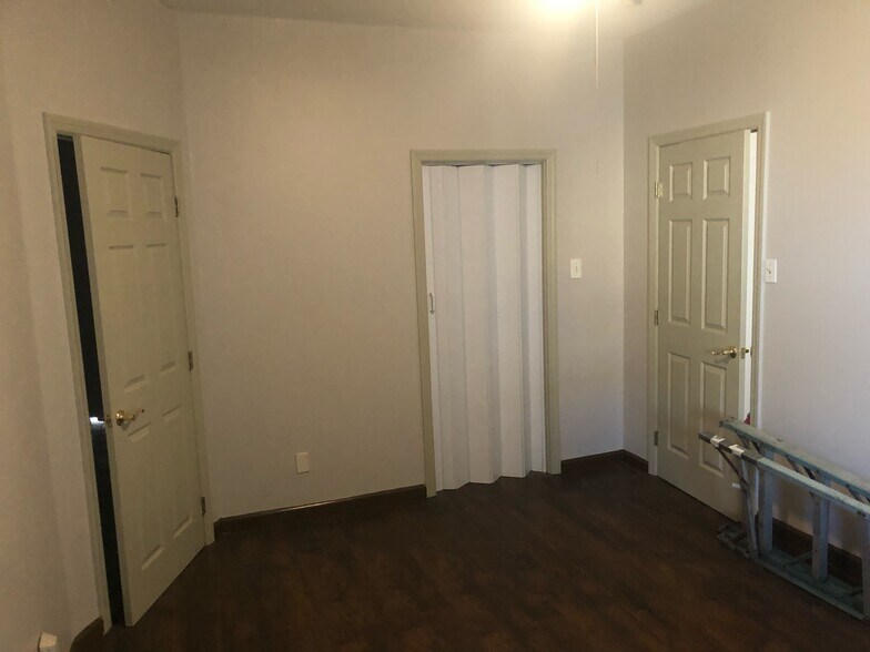 MAIN BED ROOM - 1827 Wharton St