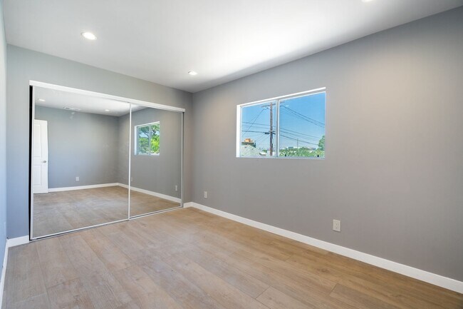 Building Photo - 1049 W 62nd St