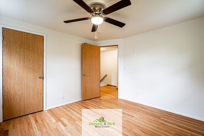 Building Photo - Upgraded Spacious 3 Bedroom Townhome Waukesha