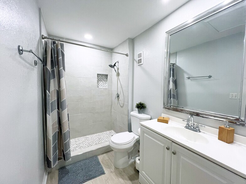 Bathroom - 7230 Westpointe Blvd