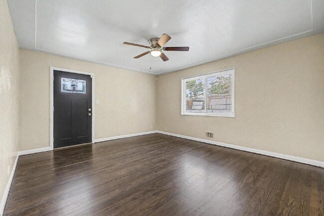 Building Photo - "Charming 3-Bedroom Duplex Retreat on Chester Street, Aurora – Cozy 1206 Sq Ft Home Awaiting Your...