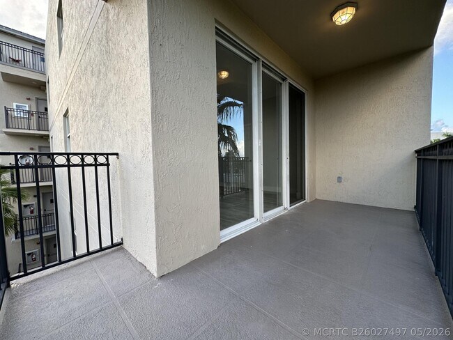 Building Photo - 27 Royal Palm Way
