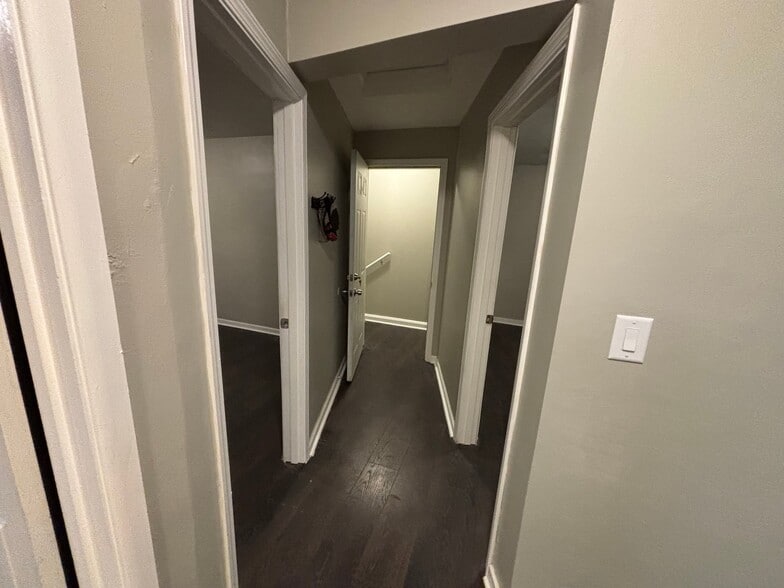 Building Photo - 653 S 69th St