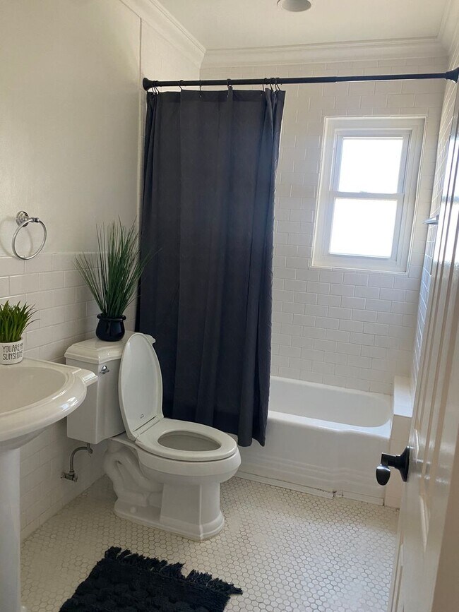 Building Photo - Beautiful 2 Bedroom Condo In Long Beach