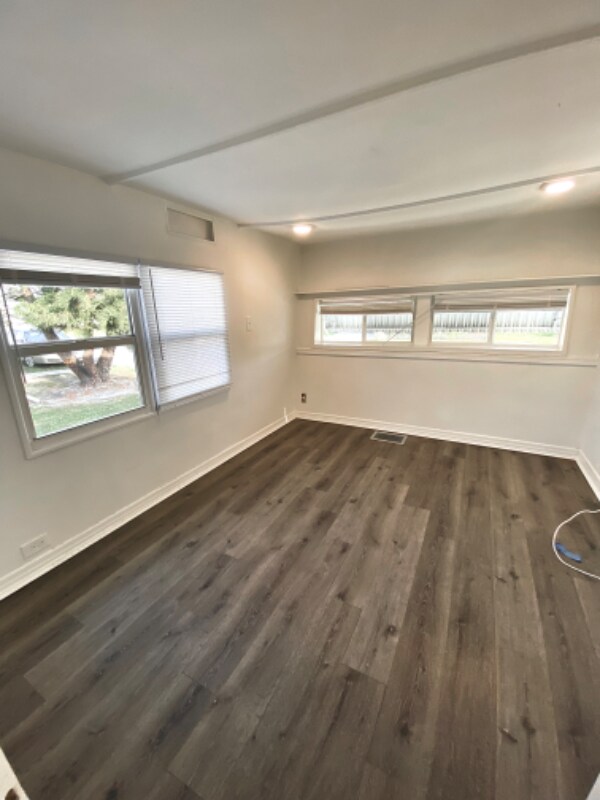 Building Photo - 915 49th Ave Terrace W