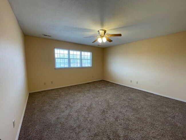 Building Photo - 4 Bedroom Home in SE Springfield!