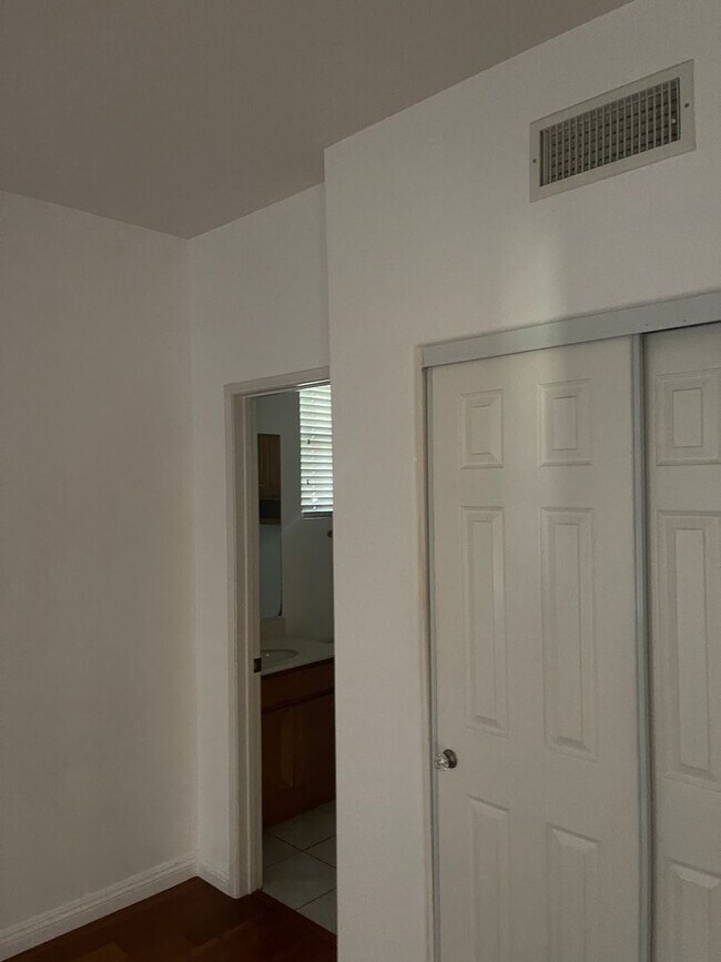 Building Photo - 2207 Huntington Point Rd