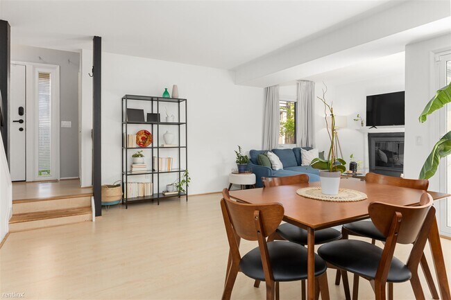 Building Photo - 3 br, 1.5 bath Townhome - 11247 Snowflake ...