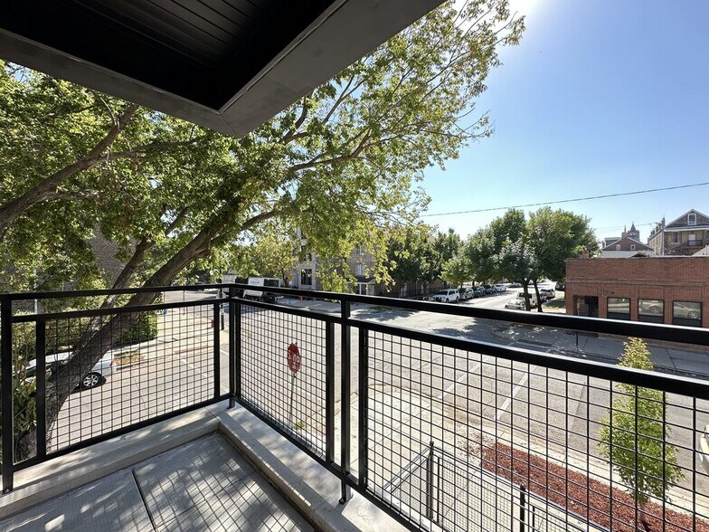 Building Photo - 2100 W 18th Pl