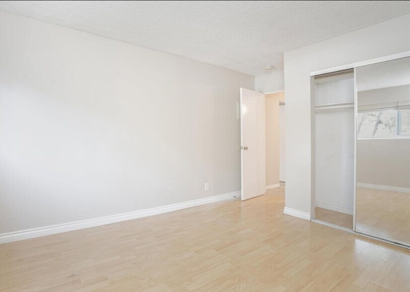 Building Photo - 8577 Rugby Dr