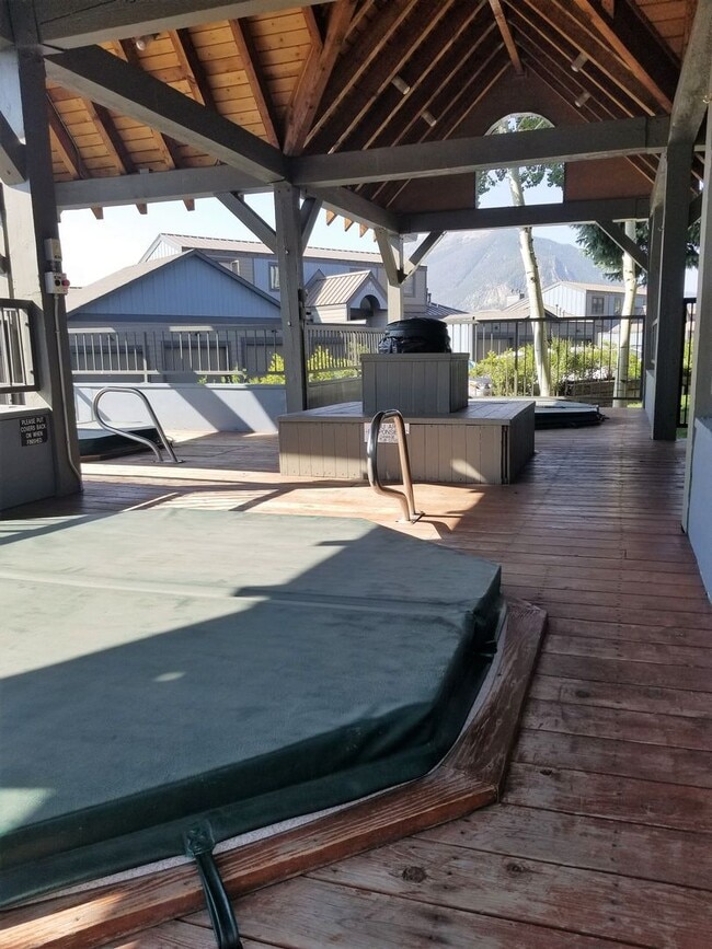 Building Photo - Summer Seasonal Rental- Lake Forest E301