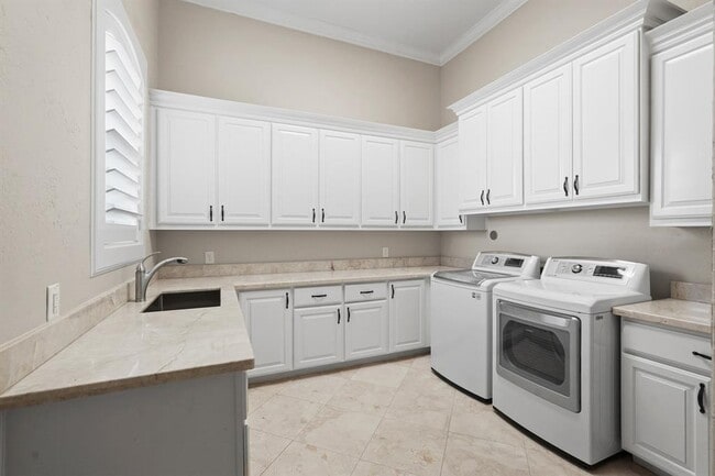 Building Photo - 11818 Montmarte Blvd