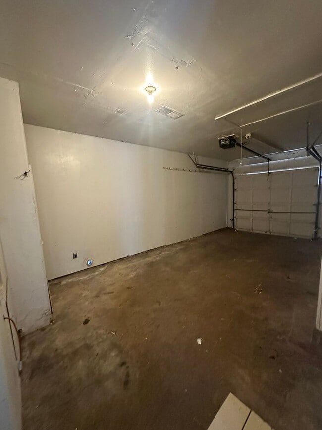 Building Photo - 3 bed, 1 bath, 1 car garage
