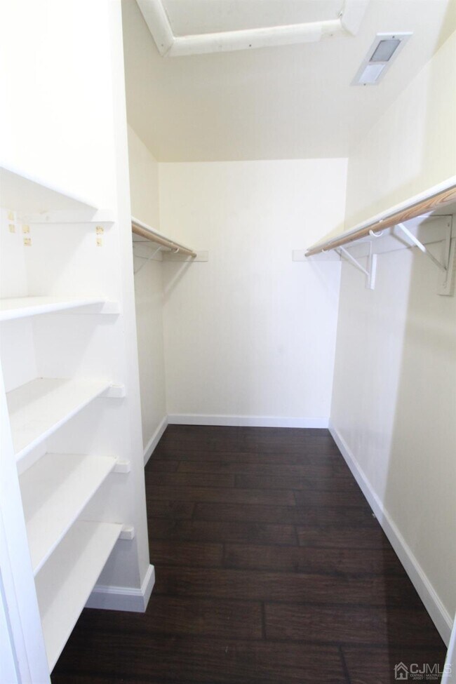 Building Photo - 604 Ravens Crest Dr