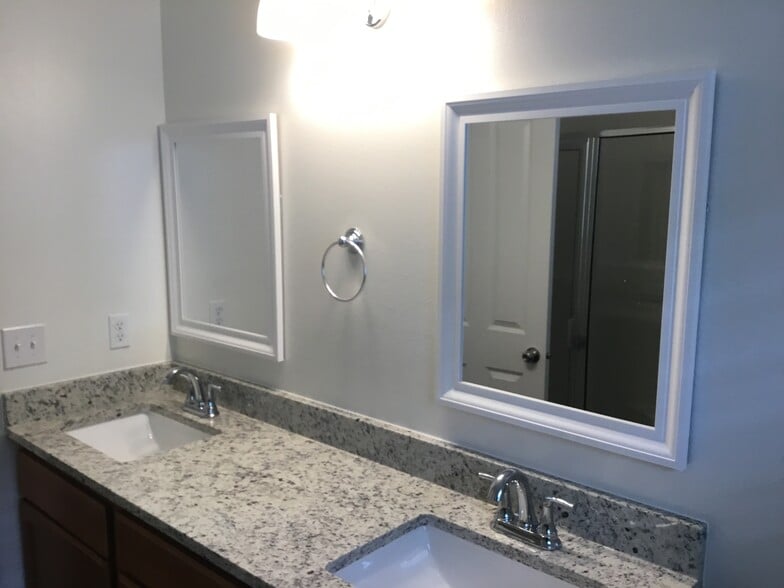 Building Photo - 1142 Ebbets Dr