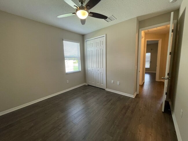 Building Photo - Open and Airy Home in Talavera