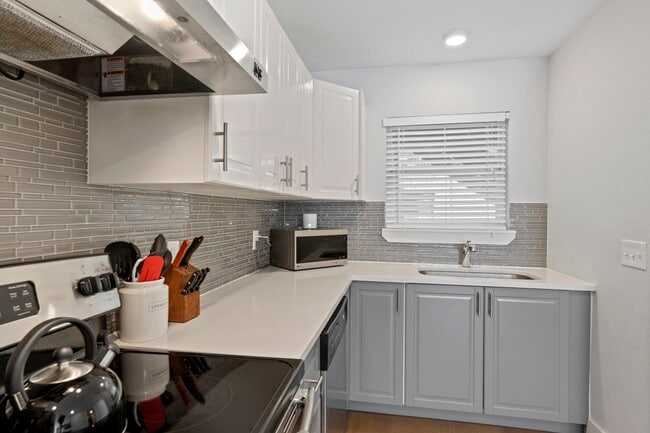 Building Photo - 909 Reinli St