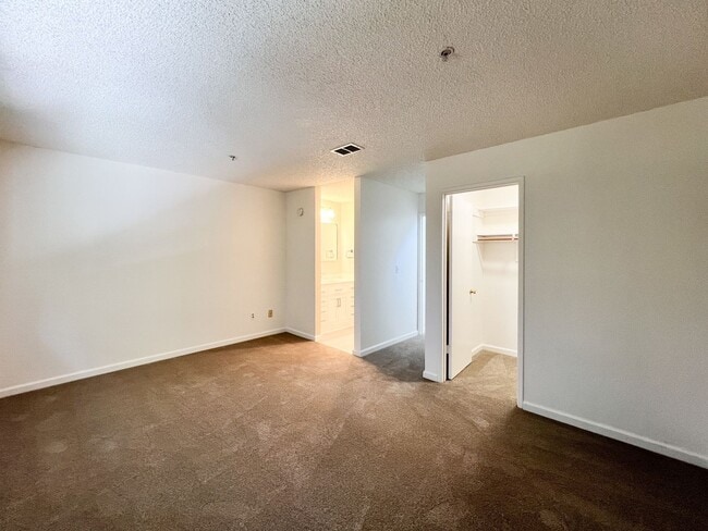 Building Photo - Spacious 2 Bed/2.5 Bath Napa Condo in Peac...