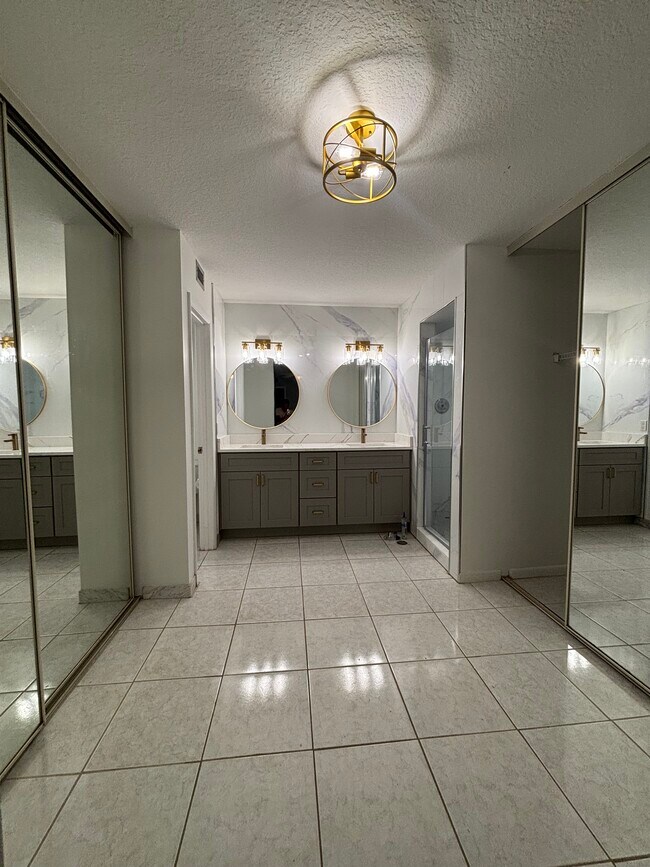 Building Photo - 1116 11th Ln