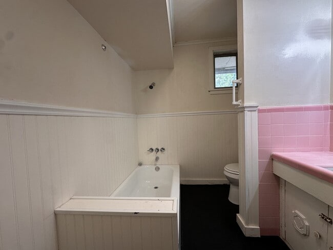 Building Photo - 2704 Charlotte St