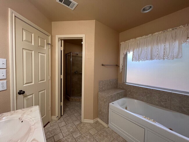 Building Photo - Gated Entry 5 bedroom, 3.5 Bath Home on 16+ Acres in Cleburne - Bring your horses and cattle!