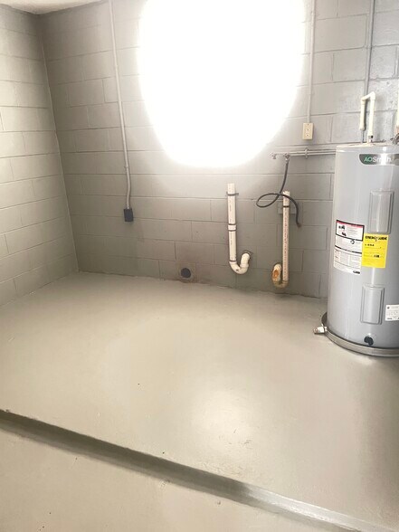 Building Photo - 614 Larry Dr