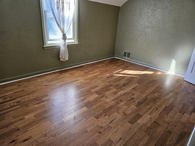 Building Photo - 702 Leland Ct