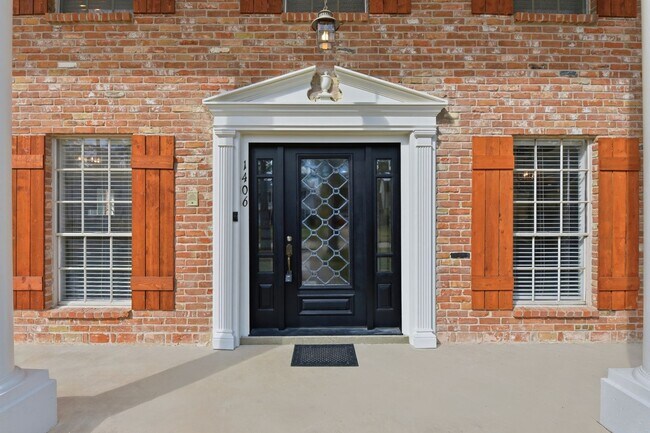 Building Photo - Beautifully Updated 4-Bedroom Home in a Prime Houston Location