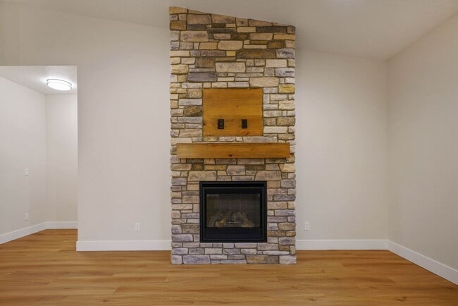 Building Photo - 3Bd/2Ba Single Story Home - Available Soon!