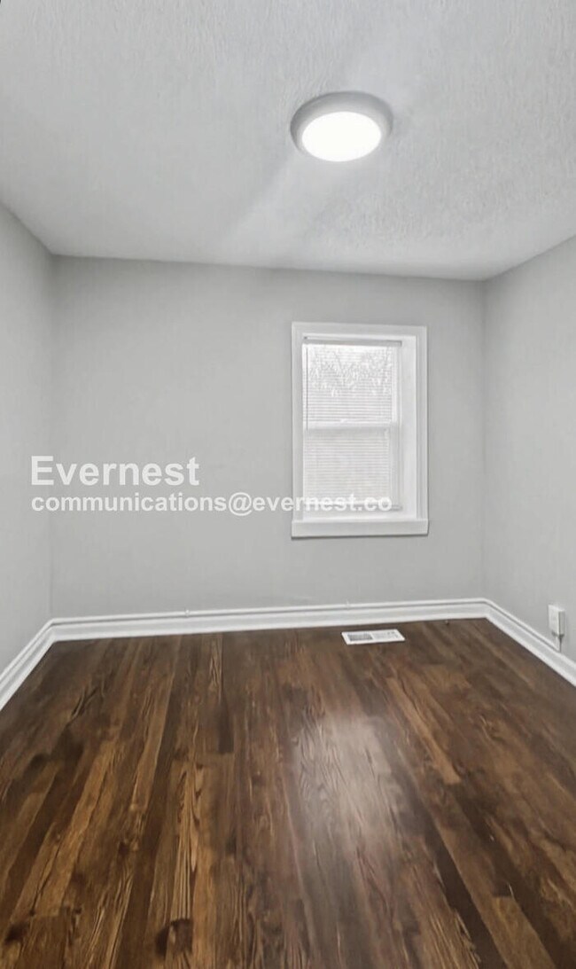 Building Photo - Spacious 3-Bedroom Home with Deck and Modern Appliances